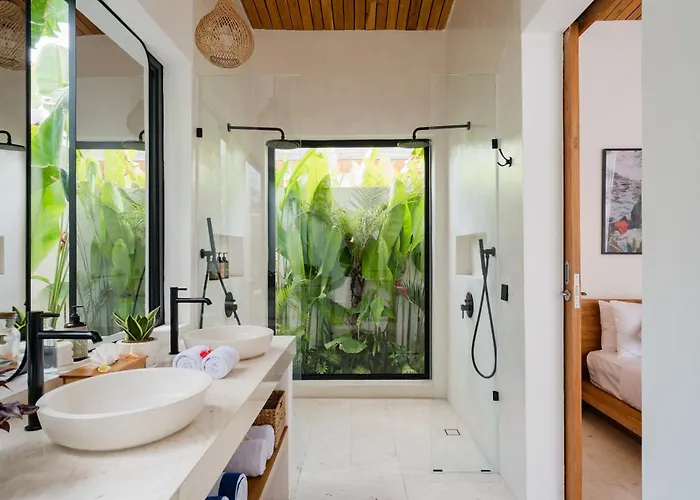 Anirami & Seni Uluwatu (Bali)
